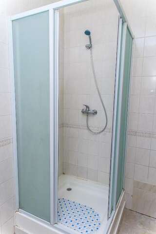 Хостелы BOTANIC GLOBUS HOSTEL Киев Кровать в общем номере для мужчин-8